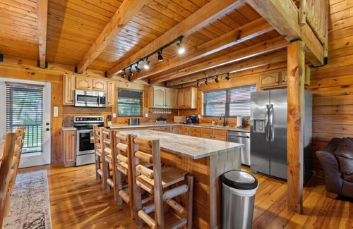 Stanton Cabin | Hot Tub, Fire Pit, WiFi, EV Charger | Biggie cabin near Red River Gorge, KY!