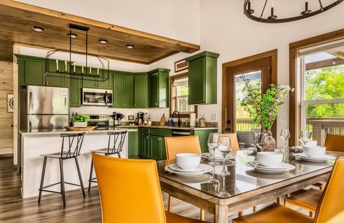 Chalet Village Cabin | Hot Tub, Game Room, Fire Pit, VIEWS, Luxe Modern - Coyote Cabin