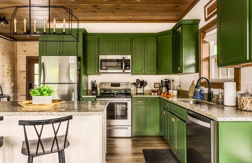 Chalet Village Cabin | Hot Tub, Game Room, Fire Pit, VIEWS, Luxe Modern - Coyote Cabin
