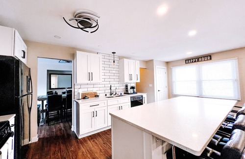 Milwaukee House | Hot Tub + Garage + Parking+Patio+King + Large Yard