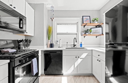Kansas City House | Hot Tub & Gym in the Heart of KC