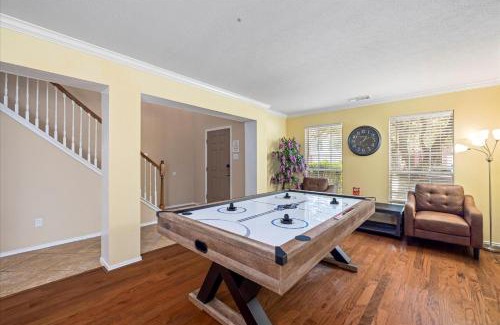 Houston House | Hot Tub Htown Getaway Yard Bbq Air Hockey Wifi