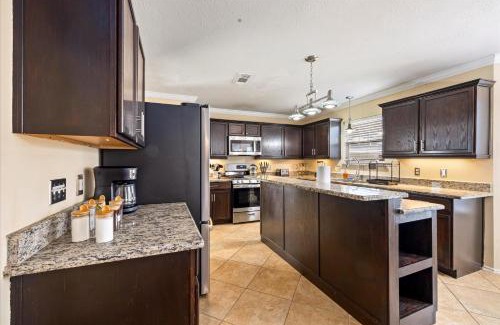 Houston House | Hot Tub Htown Getaway Yard Bbq Air Hockey Wifi