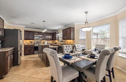 Houston House | Hot Tub Htown Getaway Yard Bbq Air Hockey Wifi
