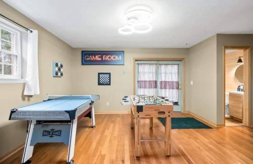 Summersville House | hot tub I game room I private deck I