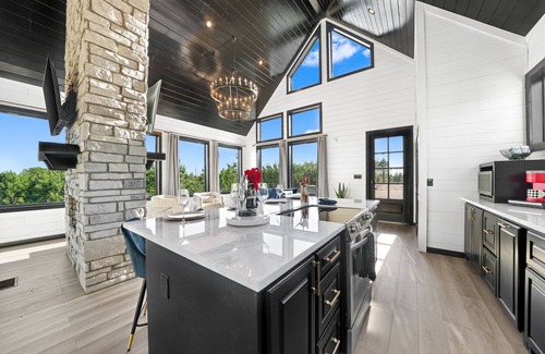 Broken Bow Cabin | Hot Tub Kisses and Sunrise Wishes- The most Romantic Cabin In all of Broken Bow!