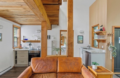 Ucluelet House | Hot Tub ~ Loft With Eagle's Nest Above! ⎮Eagle's Nest