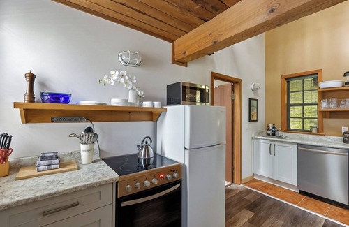 Ucluelet House | Hot Tub ~ Loft With Eagle's Nest Above! ⎮Eagle's Nest