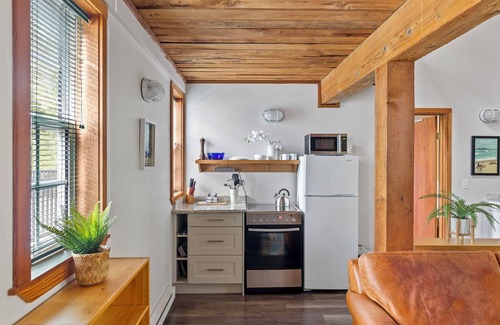 Ucluelet House | Hot Tub ~ Loft With Eagle's Nest Above! ⎮Eagle's Nest