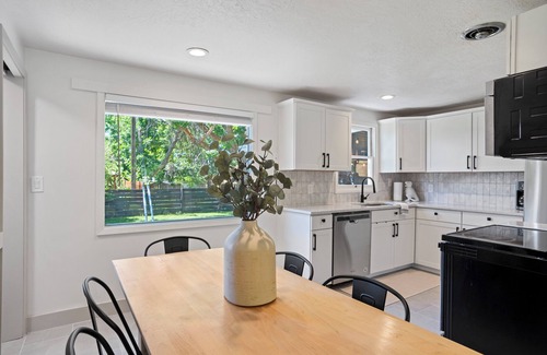 Logan House | Hot Tub ~ Media Room ~ Game Room ~ USU .4 miles