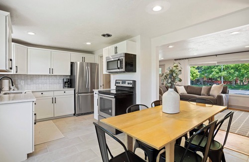 Logan House | Hot Tub ~ Media Room ~ Game Room ~ USU .4 miles
