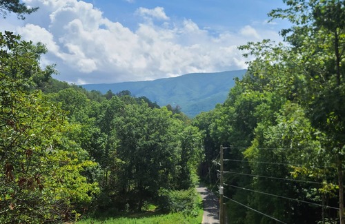 Gatlinburg - Pigeon Forge Cabin | 🛁Hot-Tub 🗻Mountain Views 🎮Game Room 🍿Theatre 🍸Speakeasy 🛏️Sleeps 21