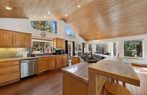 Montgomery Estates Cabin | Hot Tub, Pool+Foosball Tables, 10 Beds, Walk-to-Hiking, Near Heavenly and Lake, Air Conditioning