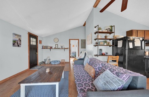 Ridgeway Cabin | Hot Tub, Private Creek Access, High Speed Internet, Romantic vibes