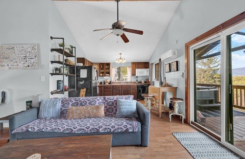 Ridgeway Cabin | Hot Tub, Private Creek Access, High Speed Internet, Romantic vibes