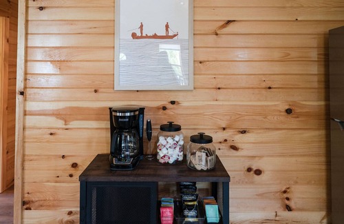 Jamestown Cabin | Hot Tub~River Boat Ramp~Pickleball~Lake Cumberland~Family Friendly Cabin
