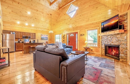 White Oak Lodge Cabin | Hot Tub Soaks, Summertime Swimming, Fireside Chats & Appalachian Fun Nearby - Dancing Bear Hideaway