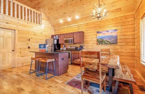 White Oak Lodge Cabin | Hot Tub Soaks, Summertime Swimming, Fireside Chats & Appalachian Fun Nearby - Dancing Bear Hideaway