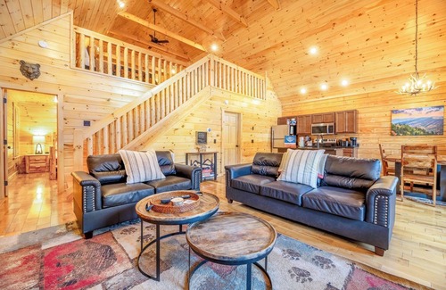 White Oak Lodge Cabin | Hot Tub Soaks, Summertime Swimming, Fireside Chats & Appalachian Fun Nearby - Dancing Bear Hideaway
