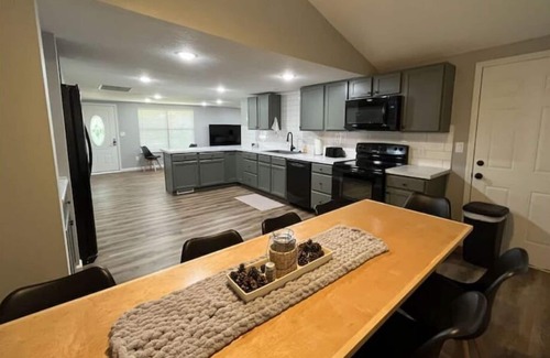 Eagle Rock House | HOT TUB - The Lodge - 4 bedroom home at Table Rock Lake - 2 blocks from water