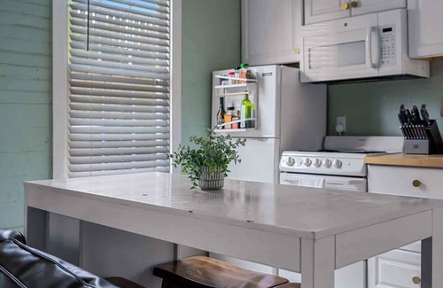 Eastside Cottage | Hot Tubs + DT Duplex + Two Blocks off Forsyth Park