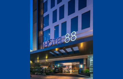 Surabaya Hotel | Hotel 88 Embong Malang Tunjungan Surabaya by WH - Breakfast with The Best View on The Highest Floor and Strategic Location in The City Center