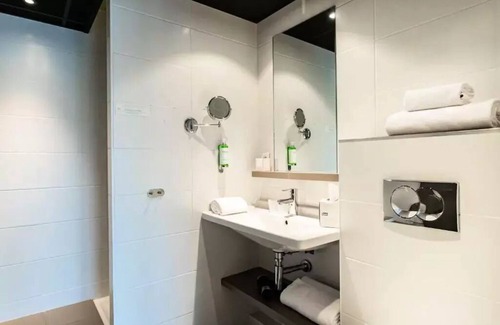 9th Arrondissement Apartment | Hotel Adonis Lyon Dock West - Superior Double Room