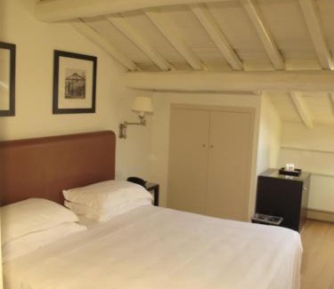 Rione IX Pigna Hotel | Hotel Albergo Santa Chiara