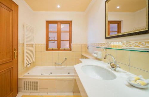 Alpendorf Hotel | Hotel AlpenSchlössl