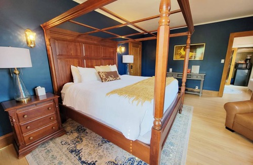Endion Hotel | Hotel ∙ Barnum Suite GG Barnum Mansion By Heirloom Vacations
