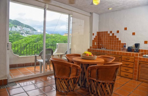 Emiliano Zapata Apartment | Hotel Eloisa - Near Playa de los Muertos