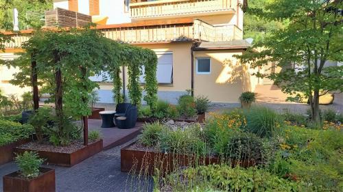Laives Bed & Breakfast | Hotel Garni Grüner Baum (Albero Verde)