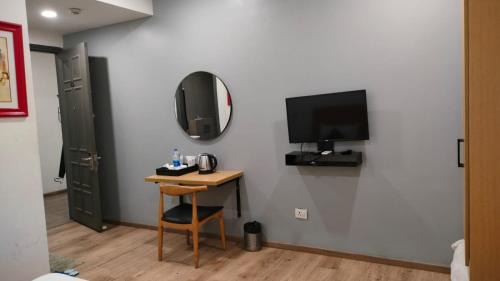 Gomti Nagar Hotel | Hotel Kingston House - Near Shaheed Path and Ayodhya Road