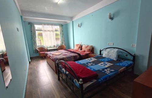 Darjeeling Hotel | Hotel Little Hut - 550 mts from Mall Road