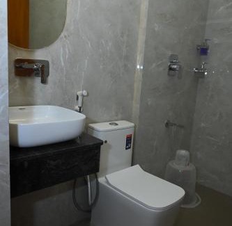 Vellore Hotel | Hotel Maitreya Inn near CMC Hospital, VIT, Sripuram Temple,Naruvi Hospital