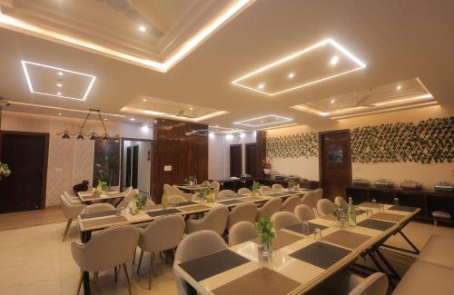 Vrindavan Hotel | Hotel Mango Tree, Vrindavan