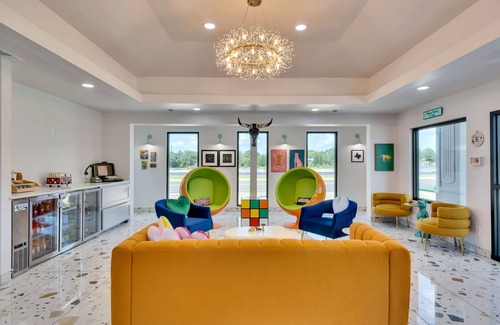 Wellborn Hotel | Hotel McCoy - Art, Libations, Pool Society