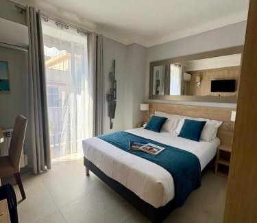 Cap-d'Antibes Hotel | Hotel Miramar- Cap d'Antibes - La Garoupe plage