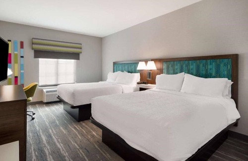 Concord House | Hotel near shopping, airport, and parks !