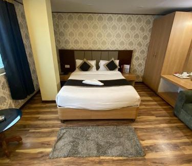 Vrindavan Hotel | Hotel Premium Oliver - Near Prem Mandir- Fully AC with Inhouse Parking