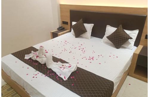 Varanasi Hotel | Hotel Premium Rudram Atithi Niwas Varanasi, Near Kashi Vishwanath Temple And Ganga Ghat- Fully Air conditioned & Spacious Room - Prime Location Book It Early