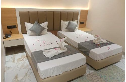 Varanasi Hotel | Hotel Premium Rudram Atithi Niwas Varanasi, Near Kashi Vishwanath Temple And Ganga Ghat- Fully Air conditioned & Spacious Room - Prime Location Book It Early