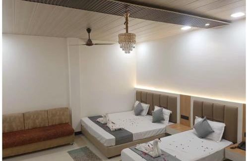 Varanasi Hotel | Hotel Premium Rudram Atithi Niwas Varanasi, Near Kashi Vishwanath Temple And Ganga Ghat- Fully Air conditioned & Spacious Room - Prime Location Book It Early