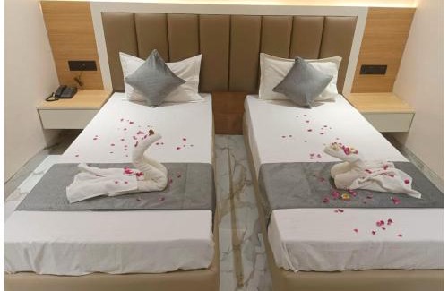 Varanasi Hotel | Hotel Premium Rudram Atithi Niwas Varanasi, Near Kashi Vishwanath Temple And Ganga Ghat- Fully Air conditioned & Spacious Room - Prime Location Book It Early