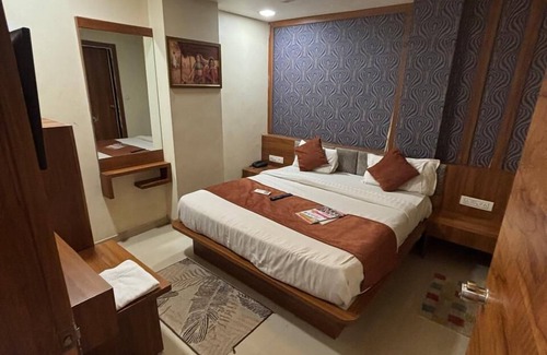 Vadodara Hotel | Hotel Red Rose