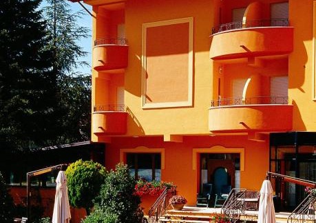 Serravalle di Carda Hotel | Hotel Ristorante Montenerone Il Poeta