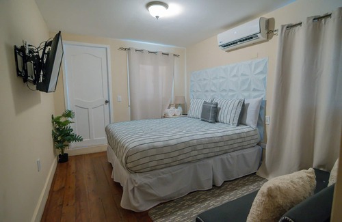 Antoneys Cay Hotel | Hotel room/in the heart of West End/Beach Front