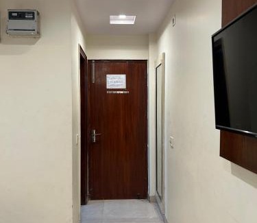 Old Delhi House | Hotel Sapphire - Walking distance from New Delhi Railway Station & Connaught Place