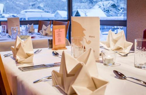 Meiringen Hotel | Hotel Sherlock Holmes & Khana Restaurant "200 m Gondola to Hasliberg ski"