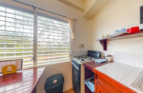 Caye Caulker Apartment | Hotel-style studio with kitchen, picnic area, free bikes, WiFi & partial AC